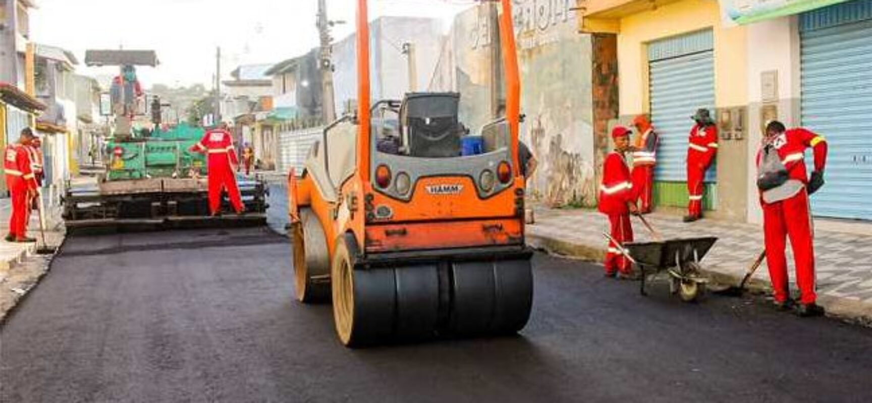 Prefeitura de Ilhéus leva drenagem e serviços de asfalto para moradores da Rua Bela Vista