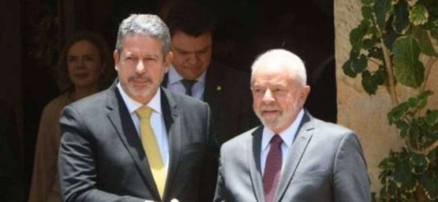 Por telefone, Lula agradece apoio de Lira na votação da reforma tributária