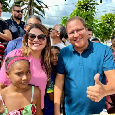 Moradores e estudantes de Ferradas em festa na reinauguração da Escola Brasília Baraúna