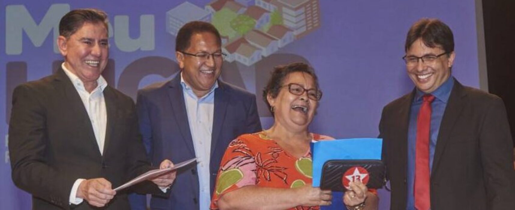 Prefeito Augusto Castro entrega títulos de Regularização Fundiária a 126 famílias do Bairro Jorge Amado