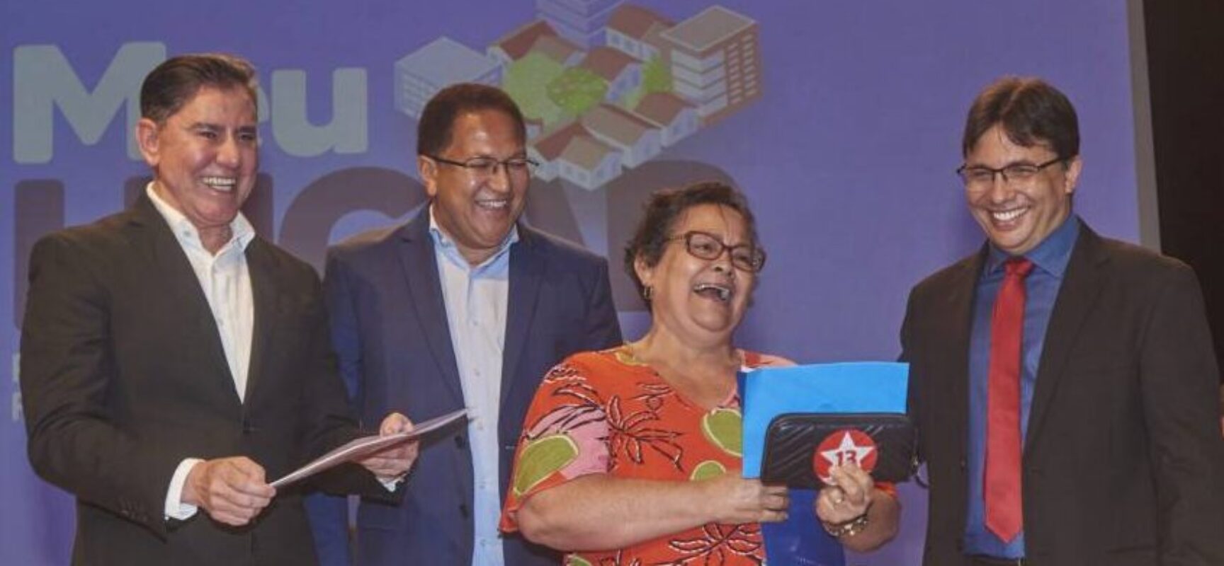 Prefeito Augusto Castro entrega títulos de Regularização Fundiária a 126 famílias do Bairro Jorge Amado