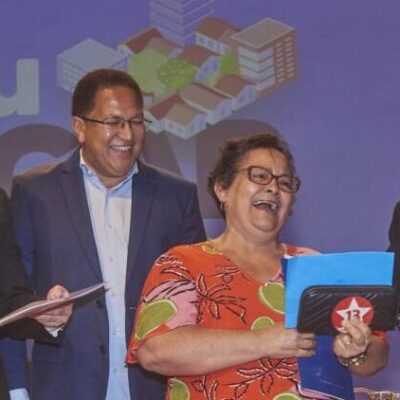 Prefeito Augusto Castro entrega títulos de Regularização Fundiária a 126 famílias do Bairro Jorge Amado
