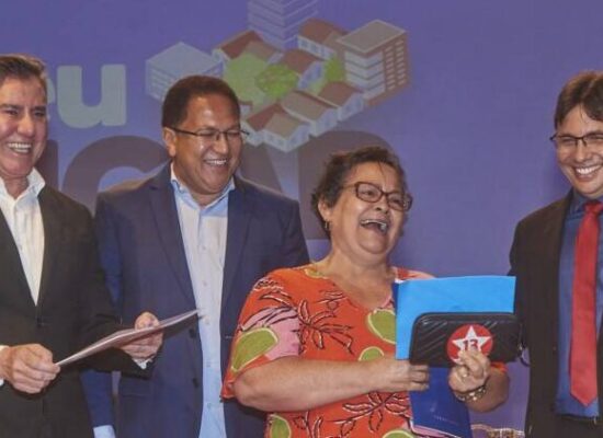 Prefeito Augusto Castro entrega títulos de Regularização Fundiária a 126 famílias do Bairro Jorge Amado