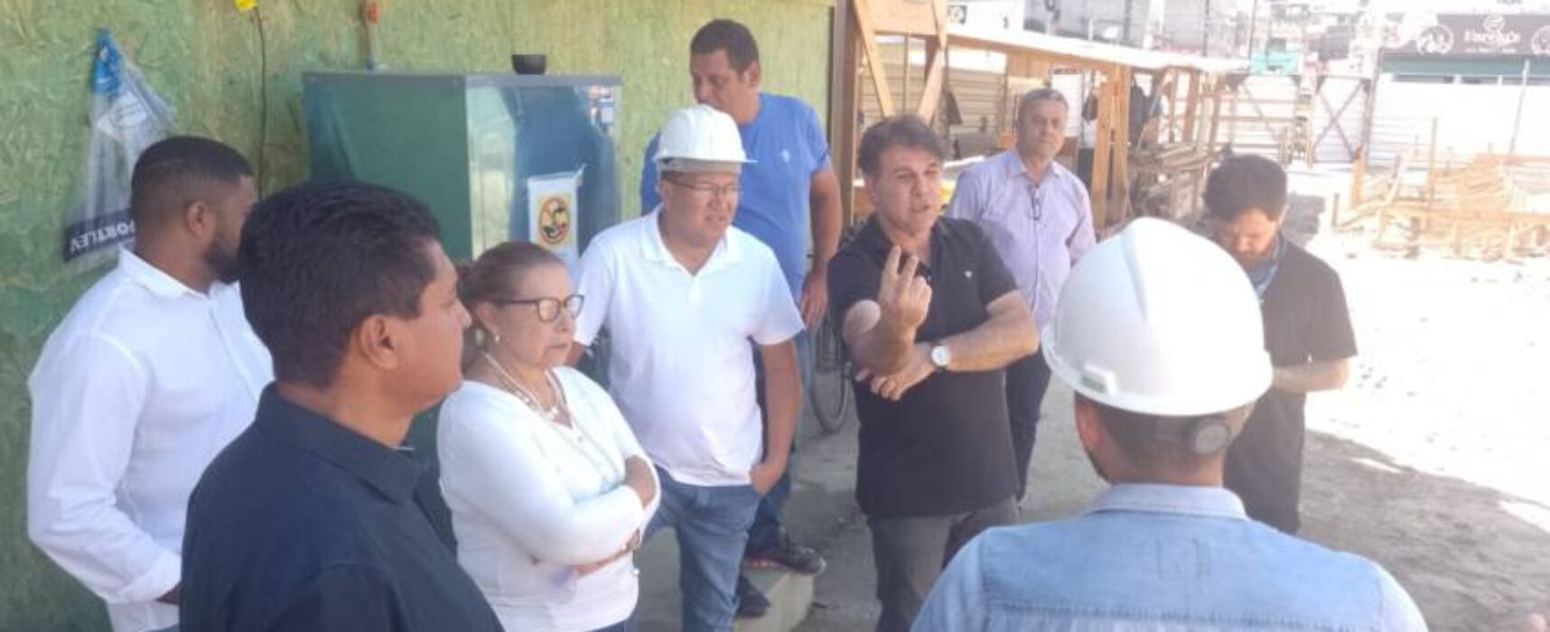 Prefeito Augusto Castro visita obras de requalificação da nova feira do São Caetano