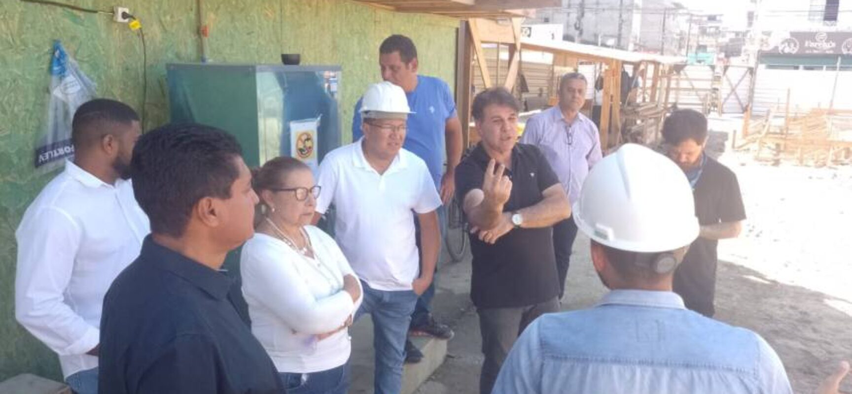 Prefeito Augusto Castro visita obras de requalificação da nova feira do São Caetano