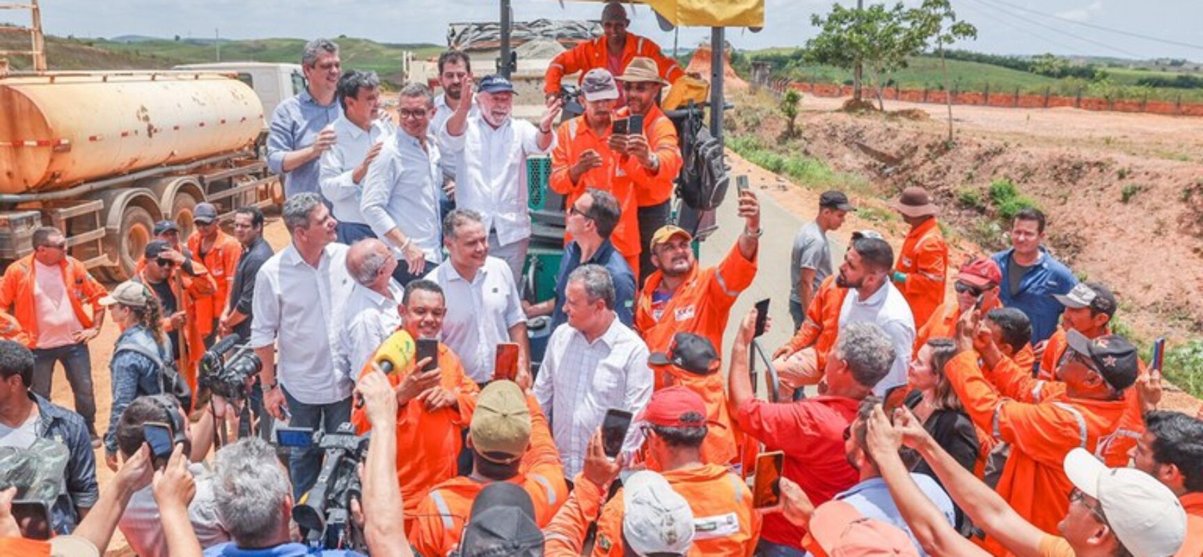 Lula anuncia retomada das obras da Ferrovia Oeste-Leste e pede lançamento até 2026: “Façam hora extra”