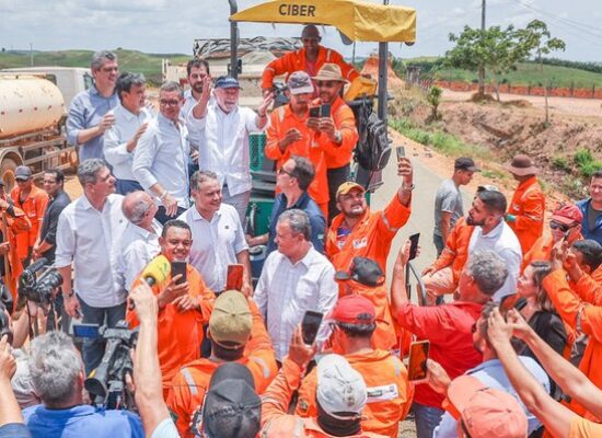 Lula anuncia retomada das obras da Ferrovia Oeste-Leste e pede lançamento até 2026: “Façam hora extra”