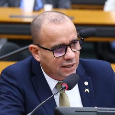 Projeto cria bolsa de estudo para filhos de PMs e bombeiros mortos em serviço