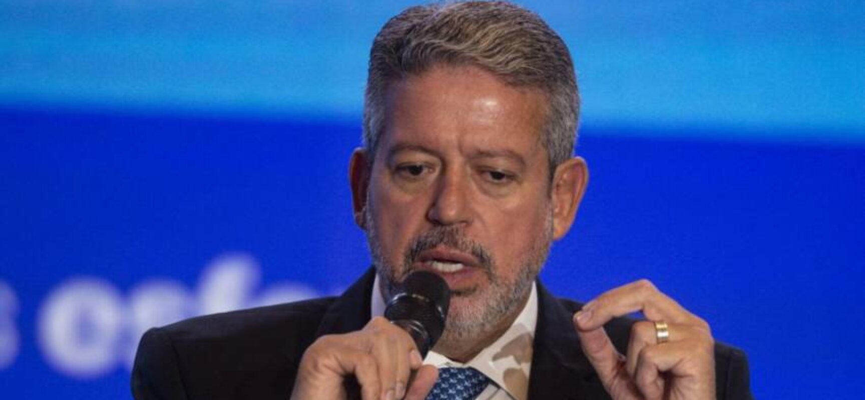 Lira diz que Lula tem que ser “mais radical” com ministros que descumprem acordos