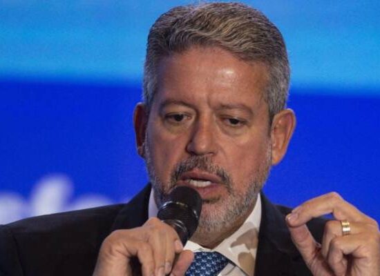 Lira diz que Lula tem que ser “mais radical” com ministros que descumprem acordos