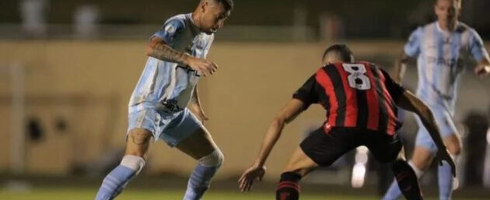 Vitória se engasga com o Londrina e perde por 2 a 0 