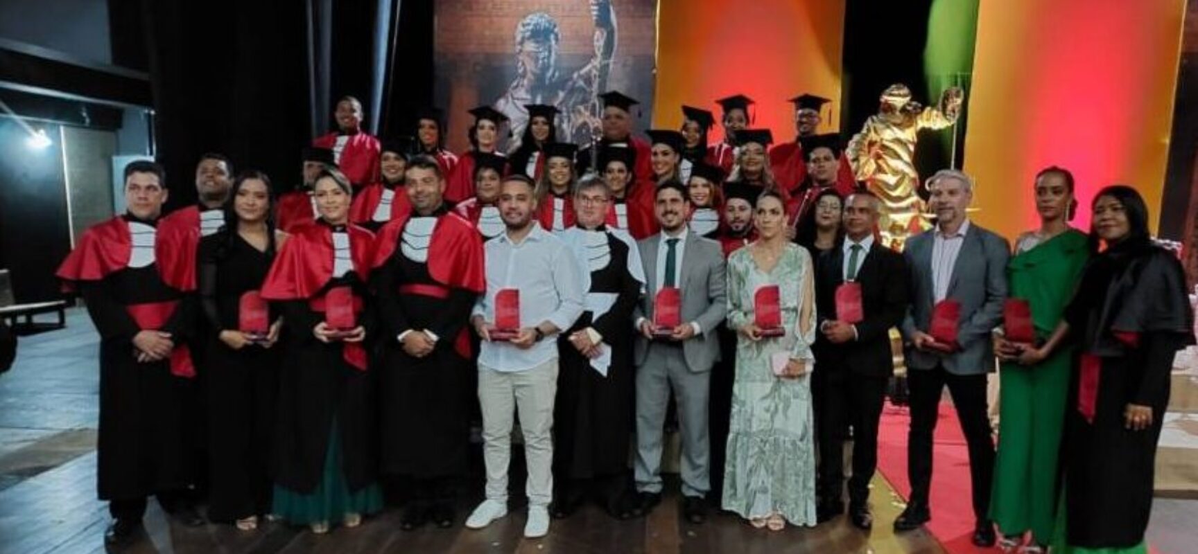 Faculdade de Ilhéus gradua nova turma de bacharéis em Direito