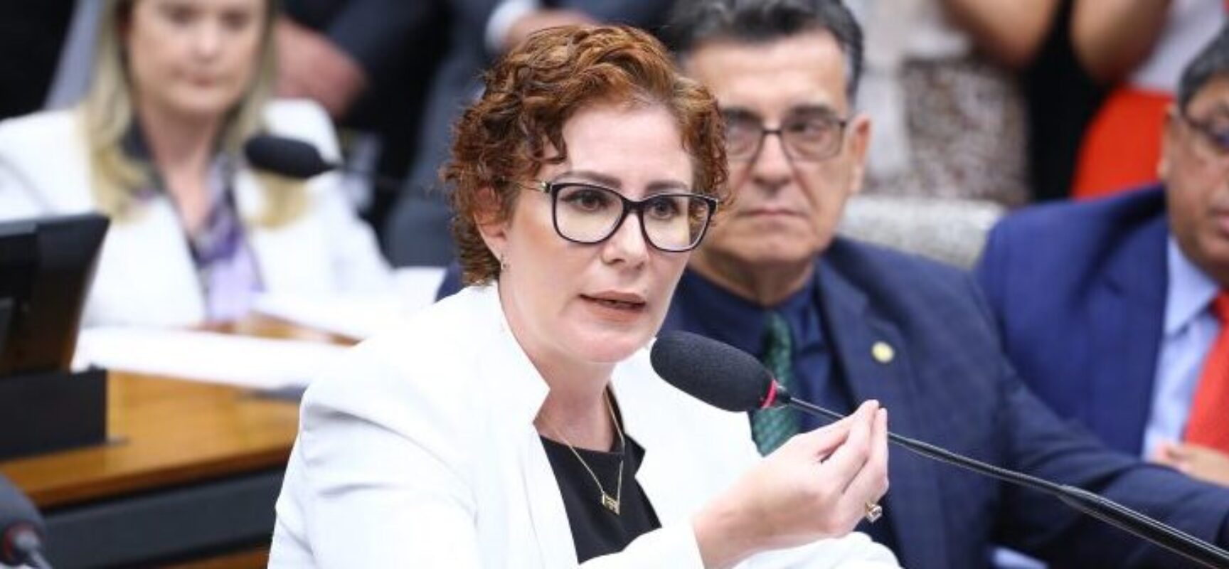 Relator apresenta parecer preliminar pela admissibilidade de processo disciplinar contra Carla Zambelli