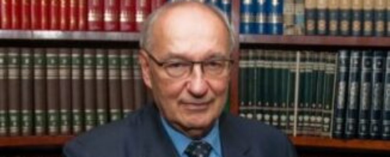 “A Constituição e o direito de falar em Deus nos espaços públicos”, escrito pelo Professor *Ives Gandra.