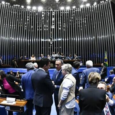 Fim da reeleição está em debate no Senado; votação pode ocorrer em maio