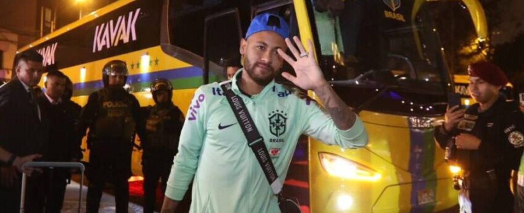 Seleção Brasileira desembarca em Lima para jogo diante do Peru
