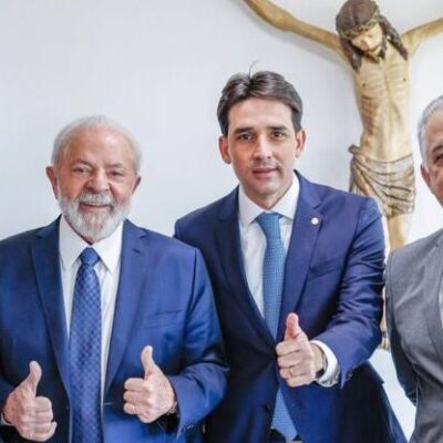 Lula dá posse a três ministros e cria ministério para pequena empresa