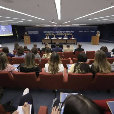 Universidades são armas contra desinformação, dizem especialistas