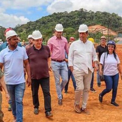 Mário Alexandre vistoria área destinada à construção de unidades habitacionais no Salobrinho
