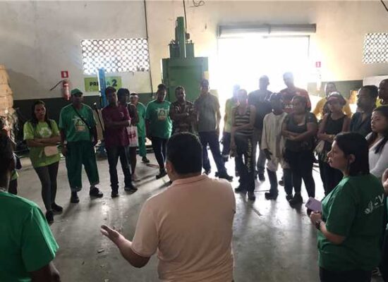 Prefeitura de Ilhéus e catadores de materiais recicláveis realizam visita a cooperativas da região