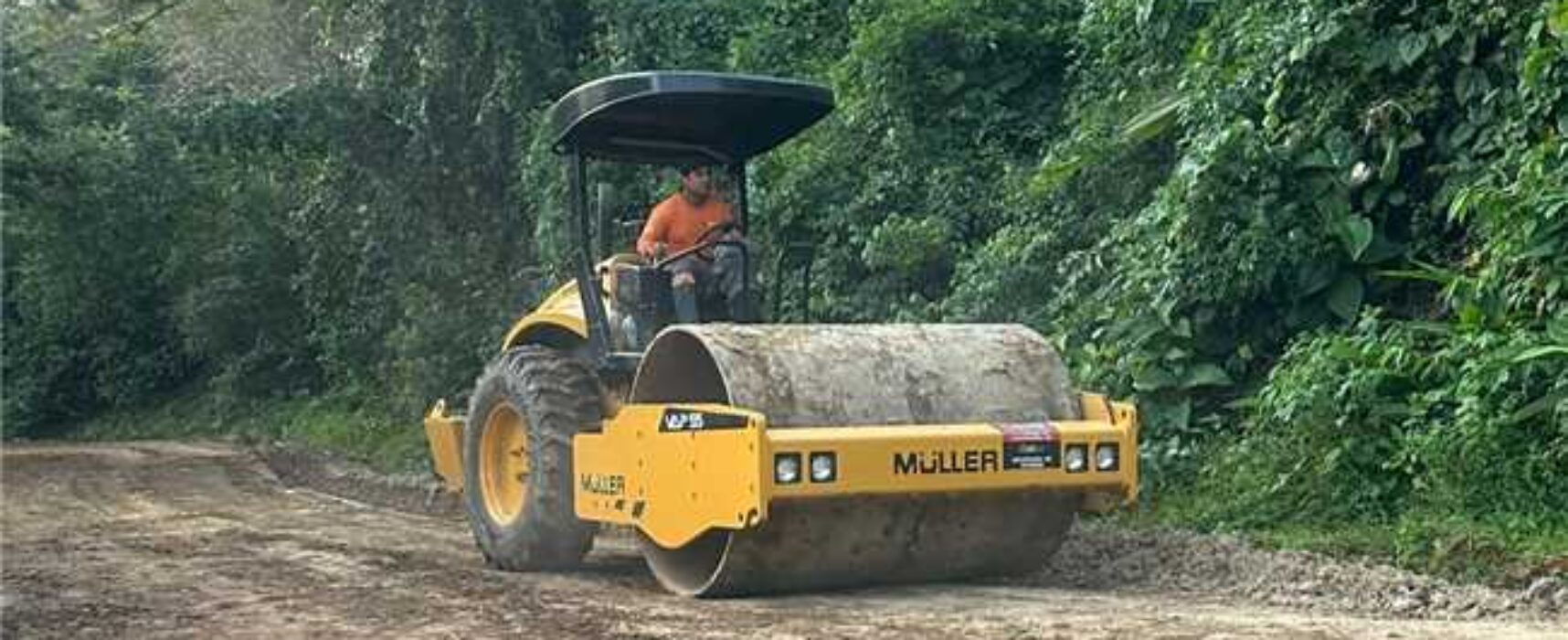 Serviço de recuperação das estradas vicinais atende comunidades de Sapucaeira e Maria Jape