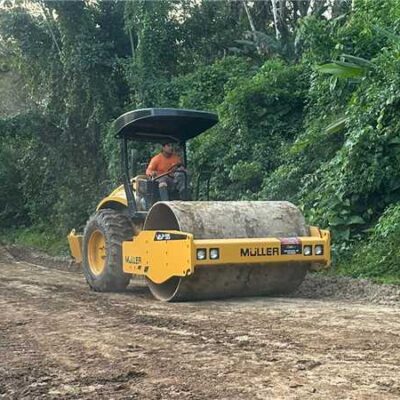 Serviço de recuperação das estradas vicinais atende comunidades de Sapucaeira e Maria Jape