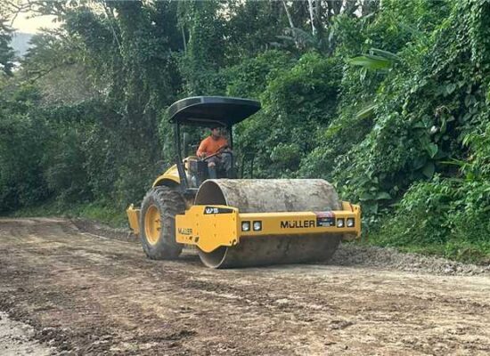 Serviço de recuperação das estradas vicinais atende comunidades de Sapucaeira e Maria Jape