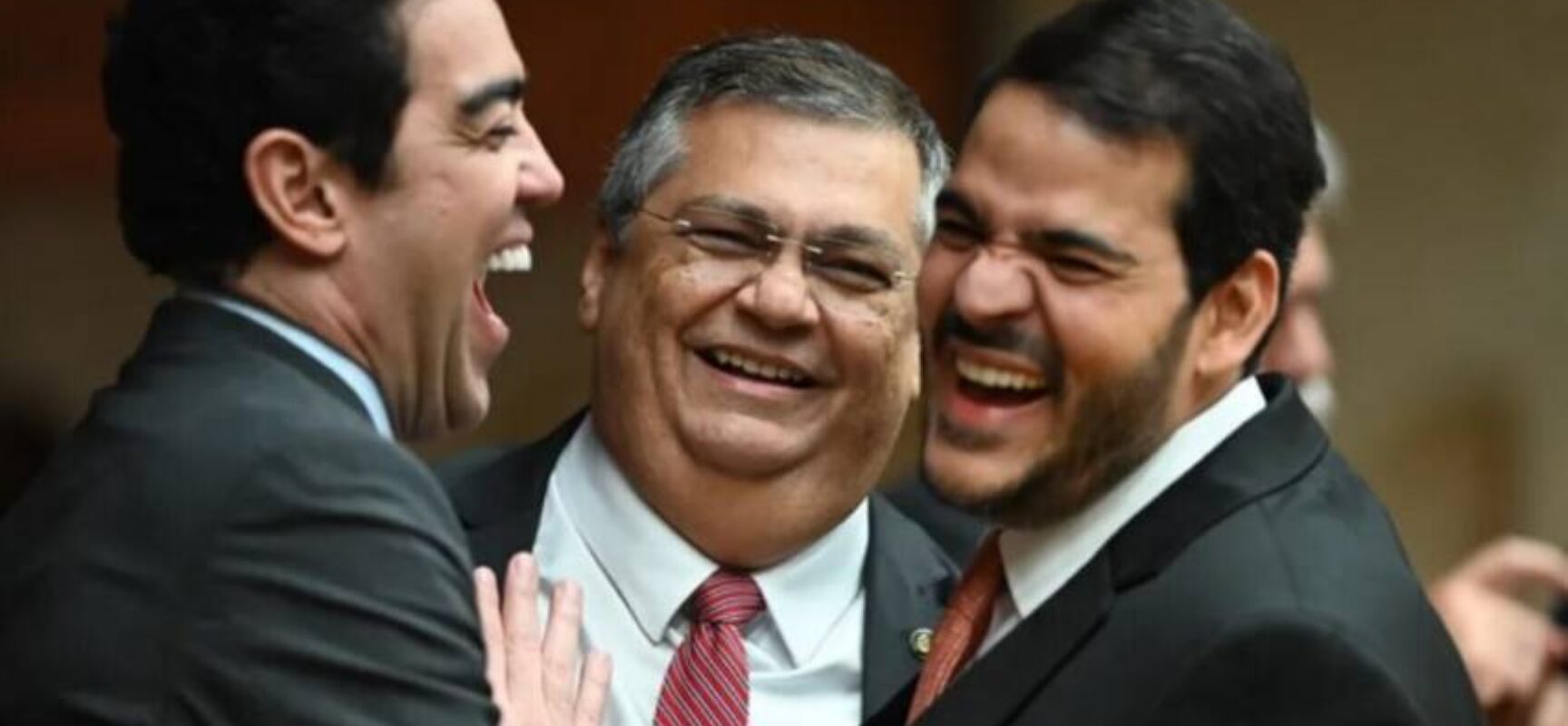 Dantas, Dino e Messias sorriem durante posse de Barroso no STF