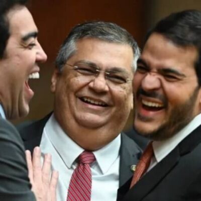 Dantas, Dino e Messias sorriem durante posse de Barroso no STF