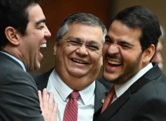 Dantas, Dino e Messias sorriem durante posse de Barroso no STF