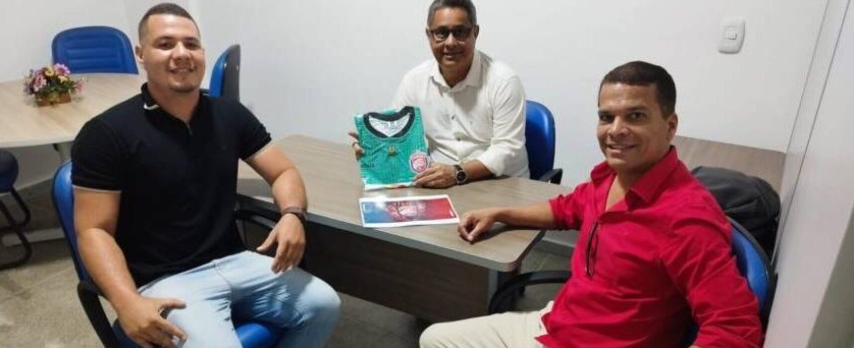 ILHÉUS: SECRETÁRIO ARI SILVA RECEBE EXECUTIVO DO BARCELONA 