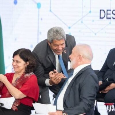 Ao lado de Lula, em Brasília, Jerônimo participa do lançamento de estratégia para expandir produção de insumos para o SUS