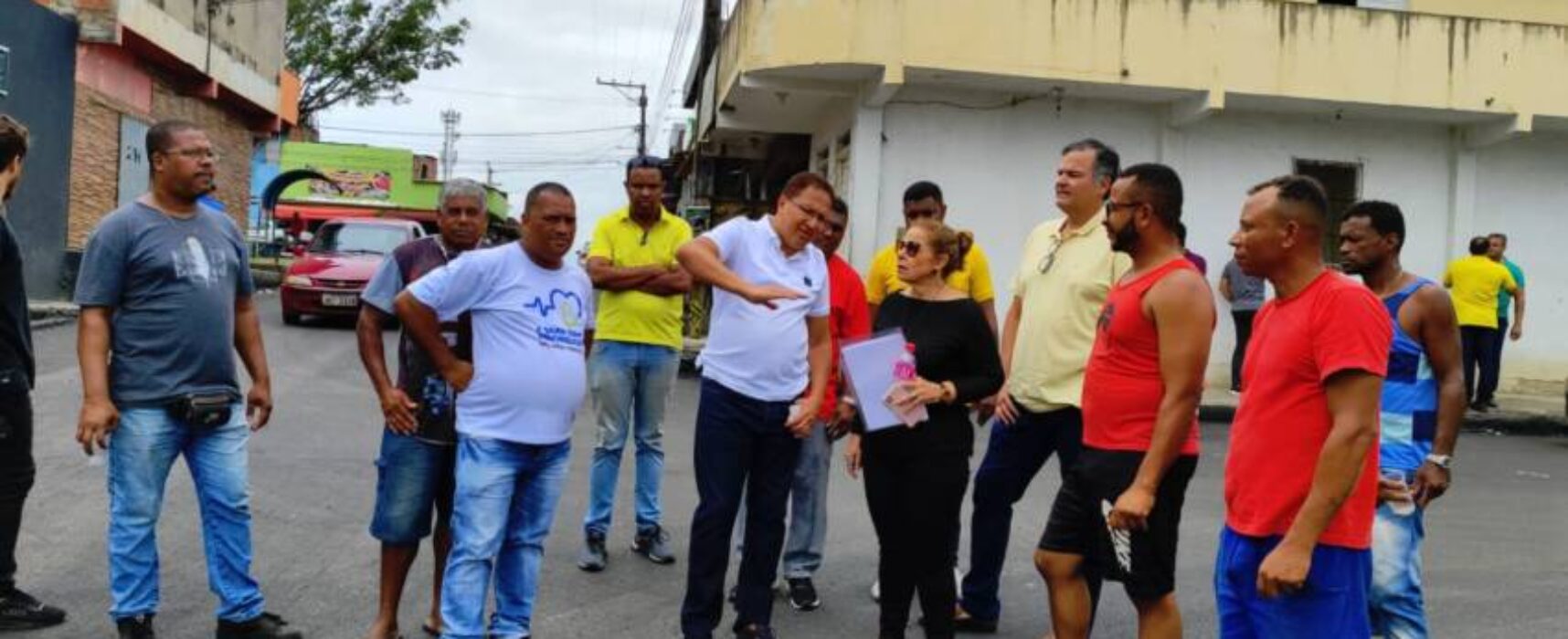 Prefeito Augusto Castro vistoria obras de infraestrutura no bairro Nova Ferradas em Itabuna