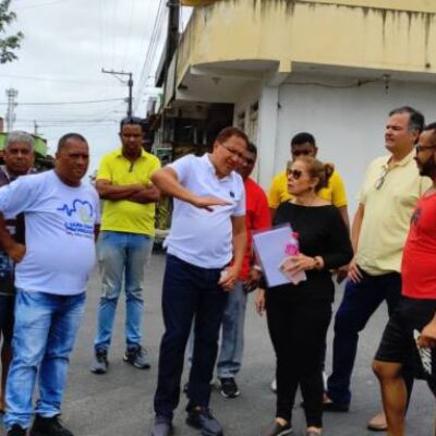 Prefeito Augusto Castro vistoria obras de infraestrutura no bairro Nova Ferradas em Itabuna