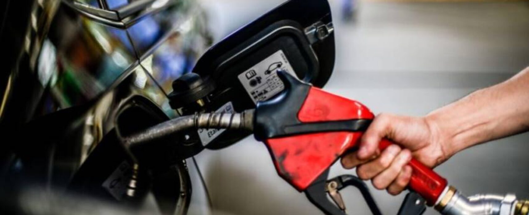 Governo reduz PIS/Cofins da gasolina em meio à alta global do petróleo