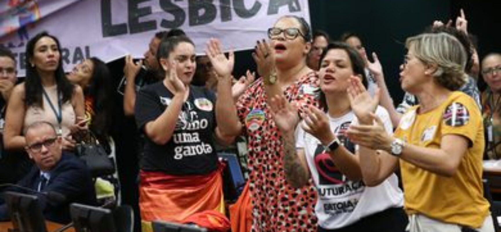 Entidades LGBTQIA+ criticam iniciativa contra união homoafetiva