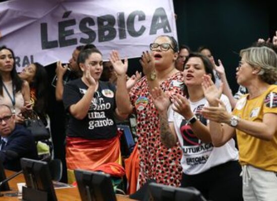 Entidades LGBTQIA+ criticam iniciativa contra união homoafetiva