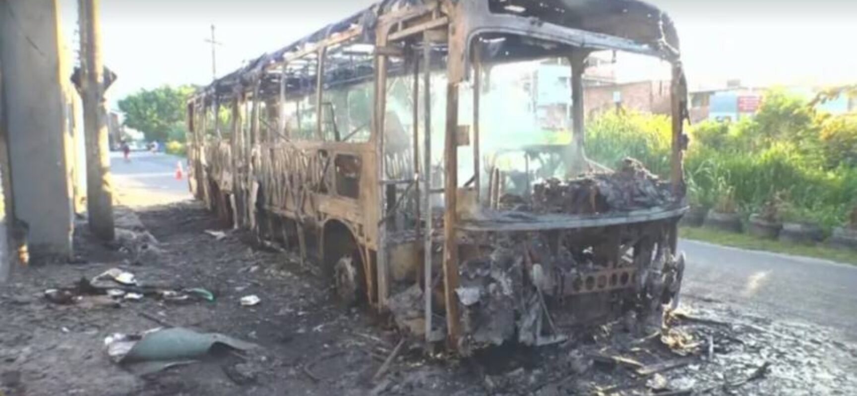 Grupo armado incendeia ônibus no bairro de Paripe em Salvador