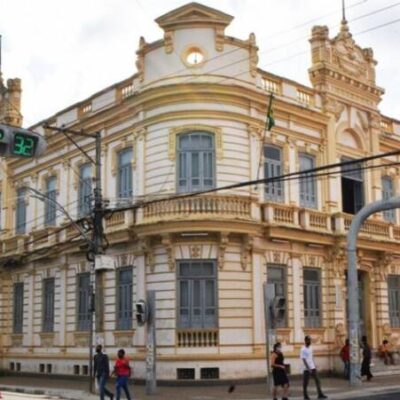 Concurso para professores em Feira de Santana é cancelado após erros em questões