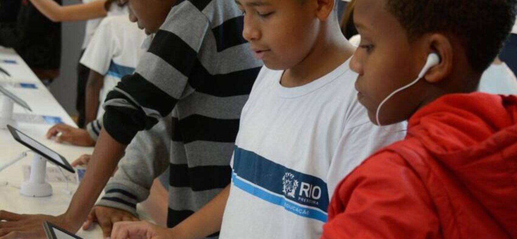 Redes de ensino buscam caminhos para uso de tecnologia nas escolas Redes de ensino buscam caminhos para uso de tecnologia nas escolas