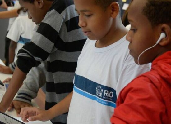 Redes de ensino buscam caminhos para uso de tecnologia nas escolas