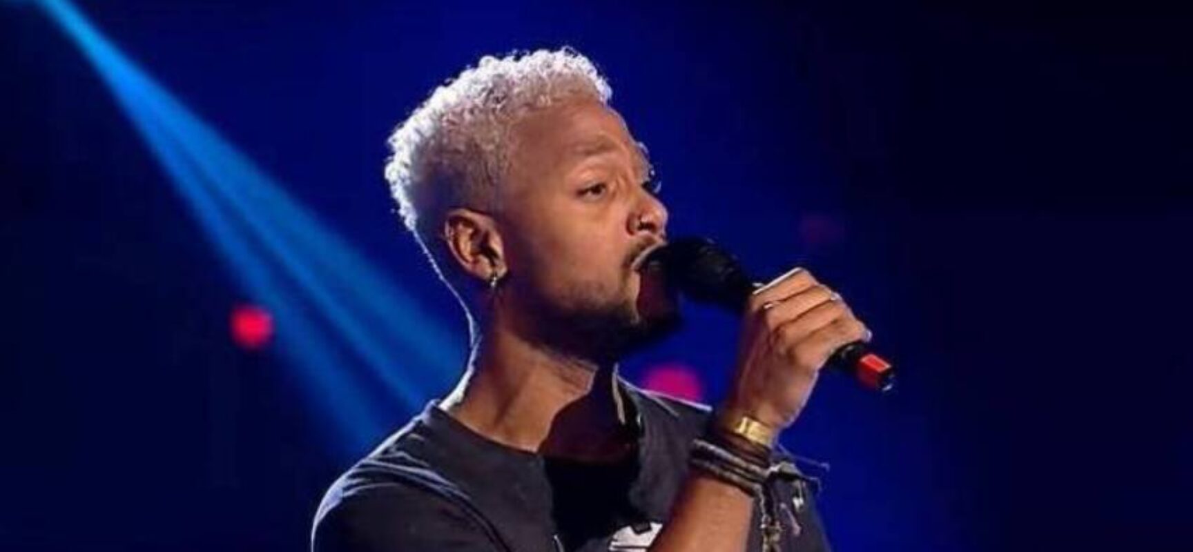 De Camaçari para o mundo: cantor baiano vira todas as cadeiras no The Voice da Romênia