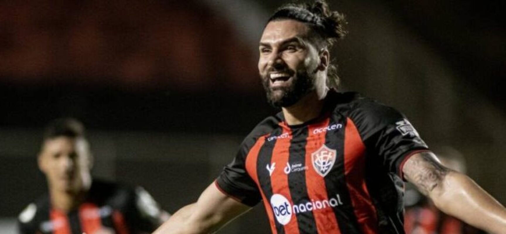 Vitória vence Guarani e segue líder isolado na Série B