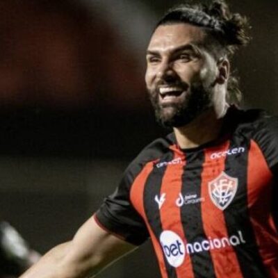 Vitória vence Guarani e segue líder isolado na Série B