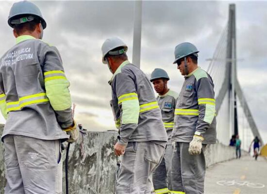 Ponte Jorge Amado recebe serviços de manutenção na rede elétrica