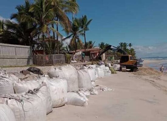 Prefeitura de Ilhéus mobiliza serviços para mitigar danos causados pelo avanço da maré na Zona Norte