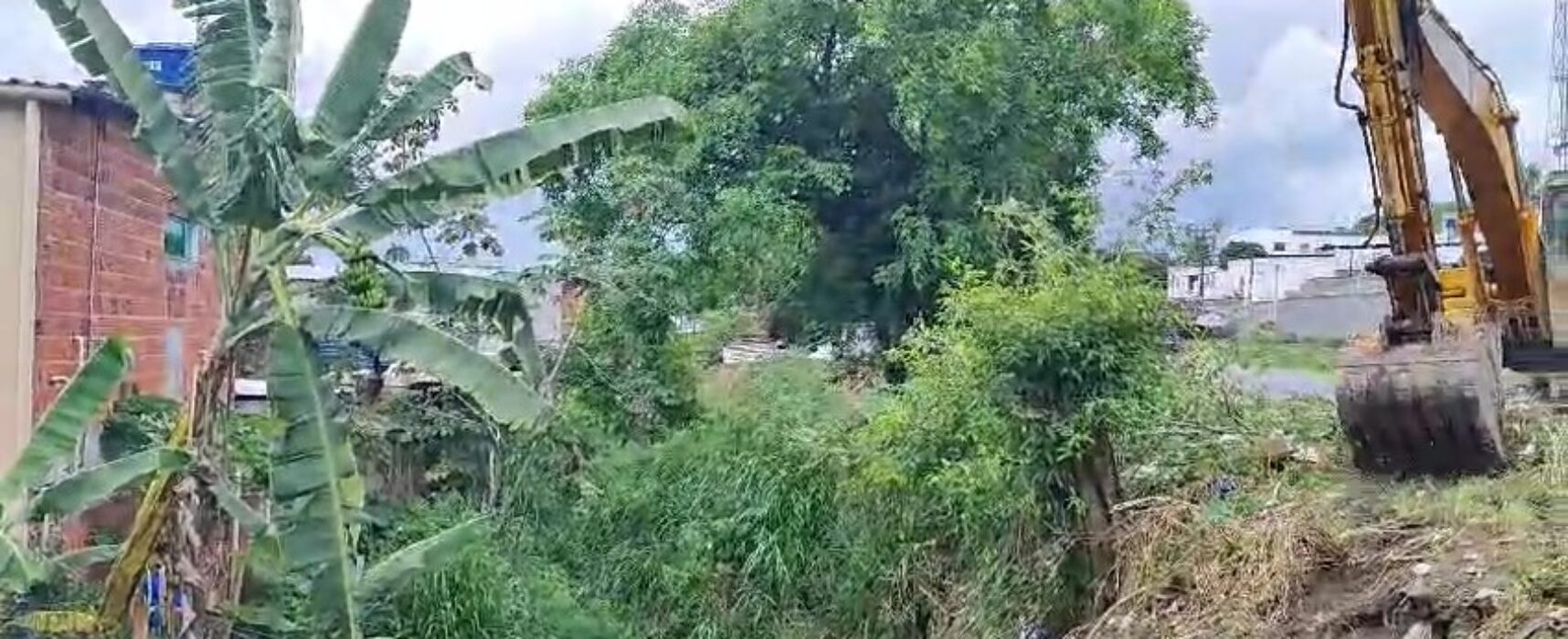 Homens e máquina iniciam a limpeza do canal de drenagem do São Lourenço