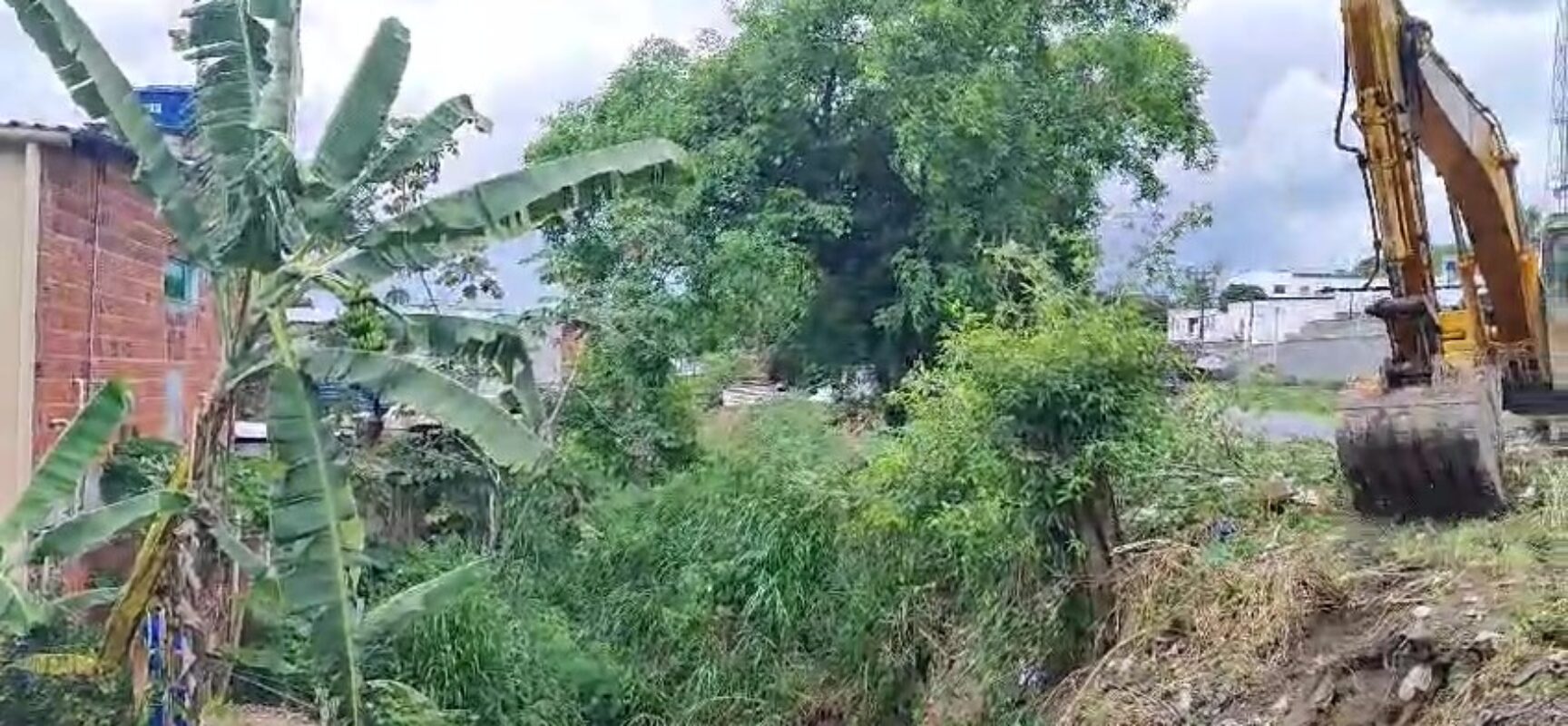 Homens e máquina iniciam a limpeza do canal de drenagem do São Lourenço