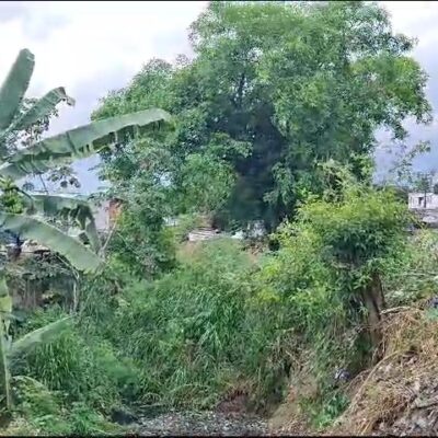 Homens e máquina iniciam a limpeza do canal de drenagem do São Lourenço