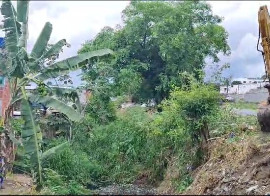 Homens e máquina iniciam a limpeza do canal de drenagem do São Lourenço